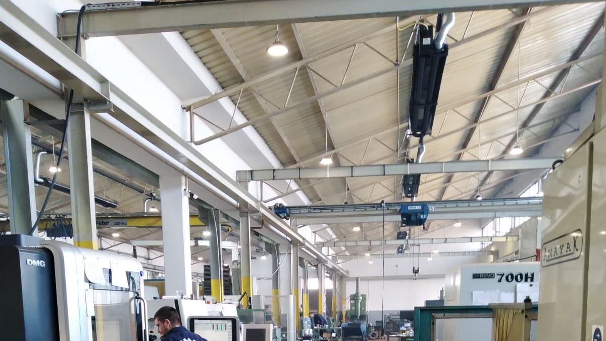 Operater u radnom odelu sa znakom Srebrnac Produkt za DMG CNC strugom